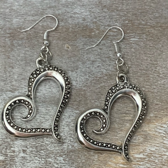 Large Decorative Heart Earrings - Picture 6 of 7